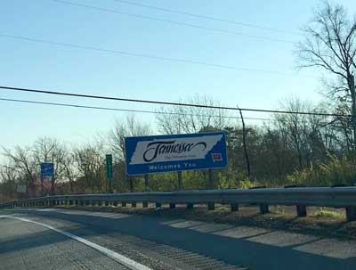 Tennessee road sign - Tips for vegan road tripping