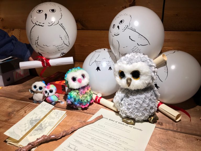Harry Potter Owl Post. Owl balloons with invites and Marauders map